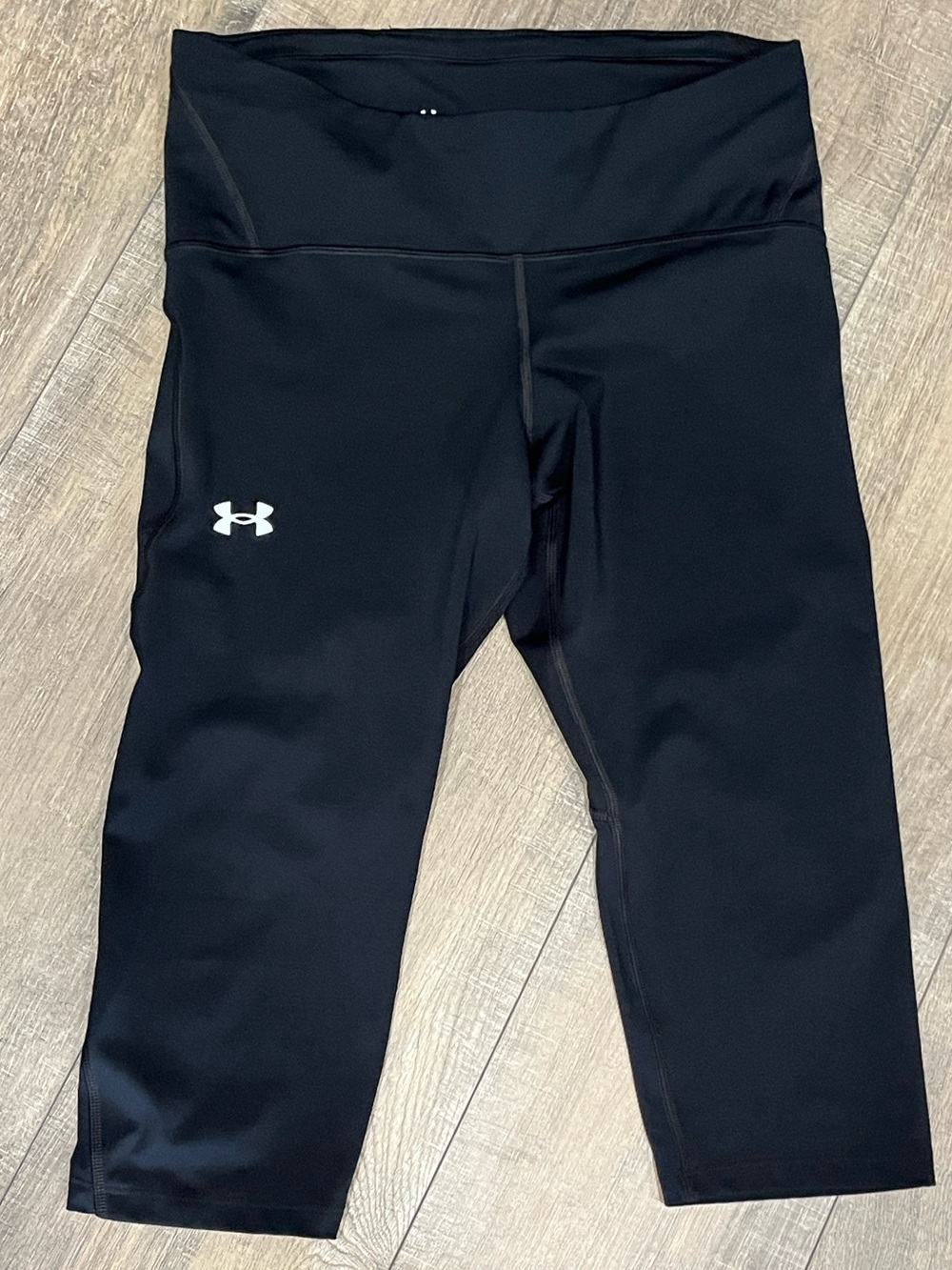 Under Armour Size Large Ladies' Black Athletic Capri Workout Legging EUC